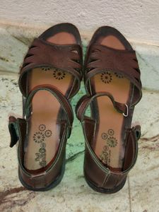 Walkaroo sandals With Back Covering