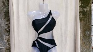 I. Chic Black One-Piece Swimsuit