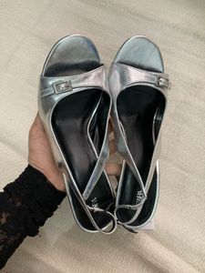 Chic Silver Slingback Heels