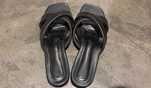 Kitten heels in square toe (synthetic leather)