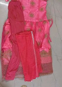 yeh dress bilkul new h ek bar bhi use nhi hua size