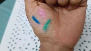 eyeshadow eyeliner pencil in green
