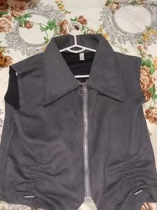Stylish Sleeveless Grey Jacket