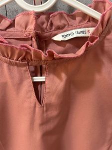 Chic Peachy Top with Cutout Sleeves