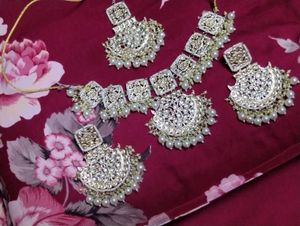 Exquisite Kundan &amp; Pearl Jewellery Set