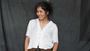 Stylish White Button-Up Crop Top