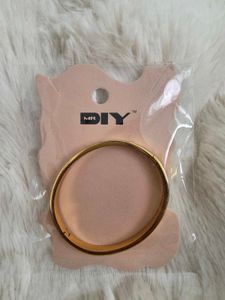 Elegant Gold Bangle with Crystals