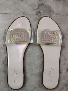 white sandal Comfy only 150 rs new condition