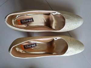 Sparkling Gold Heels 👠