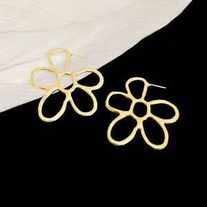 Gold Flower Earrings -  Delic