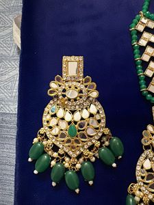 Stunning Emerald &amp; Gold Maang Tikka Set