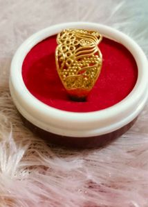 Brand new Elegant Gold Tone Filigree Ring