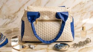 Trendy Woven Women's  Handbag with front compartme