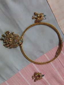 a neckleace with pair of earrings