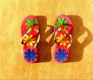 IT IS A COMBO OF NEW WOMEN'S FLIPFLOPS......
