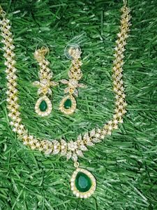 Stunning Crystal Necklace &amp; Earring Set