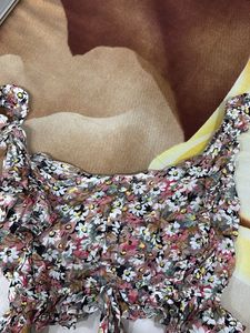 Floral Print Tie-Up Crop Top