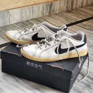 Nike Court Royale Sneakers