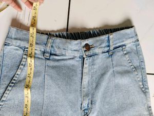 Light Wash Pleated Baggy Jeans