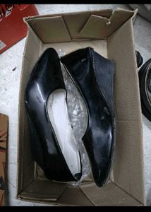 combo of black ballets and menstrual cup