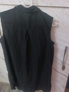 Chic Sleeveless Black Top