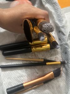 MAKE-UP BRUSHES (11 PIECES)