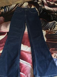 a beautiful dark blue bootcut Jeans 👖