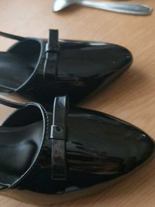 Chic Black Patent Slingback Heels