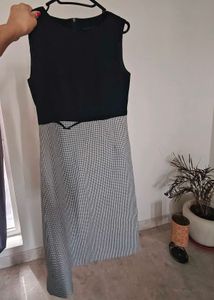 Chic,  Black &amp; White Sheath Dress ( below k