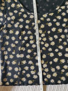 Old navy Cute Daisy Print Cropped Top