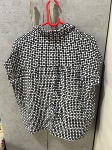 Chic Black &amp; White Geometric Print Top