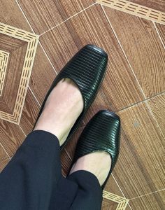 These Smart Allen Solly black Pumps/ Bellies