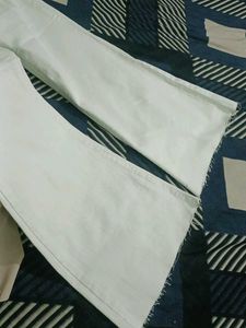 white flared jeans 26