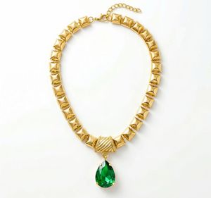 Exquisite Gold Necklace with Emerald Pendant