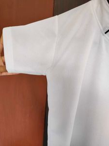 White casual tshirt
