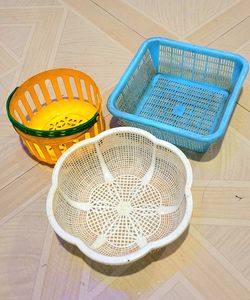 3 Mplastic dish drainer.