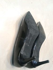 Elegant Black Pointed-Toe Stiletto Heels
