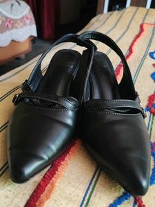 Chic Black Slingback Heels