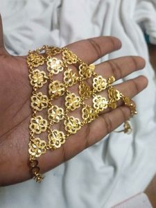 Elegant Gold-Toned Hand hath panja kai sitti