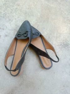 Chic Black Slingback Flats