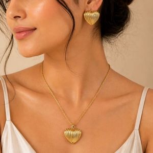 Gold Tone Shell Heart Necklace