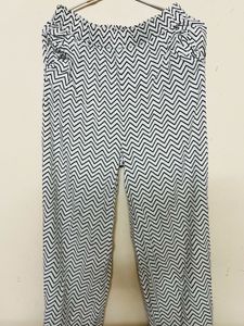 Chic Chevron Print Palazzo Pants 🩶