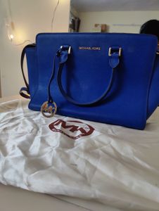 Auth Michael Kors Selma leather crossbody bag