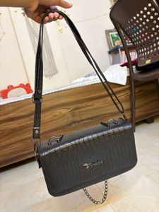 Chic Black Croc-Embossed Crossbody Bag