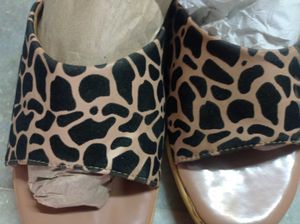 Stylish Giraffe Print Slides