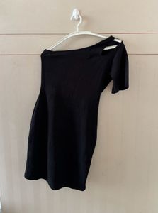 Chic Black One-Shoulder Cut-Out Dress