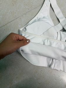 White Sports Bra with Front Zipper 🫶🏻