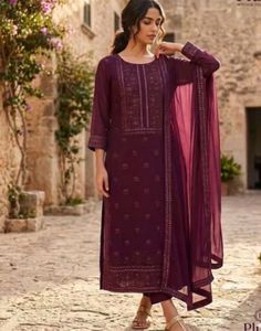 offer🔥🔥Elegant Embroidered Kurta Set with Dupatt