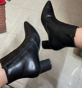 Chic Black Pointed Toe Heeled Boots