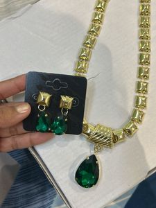 Exquisite Gold Necklace with Emerald Pendant